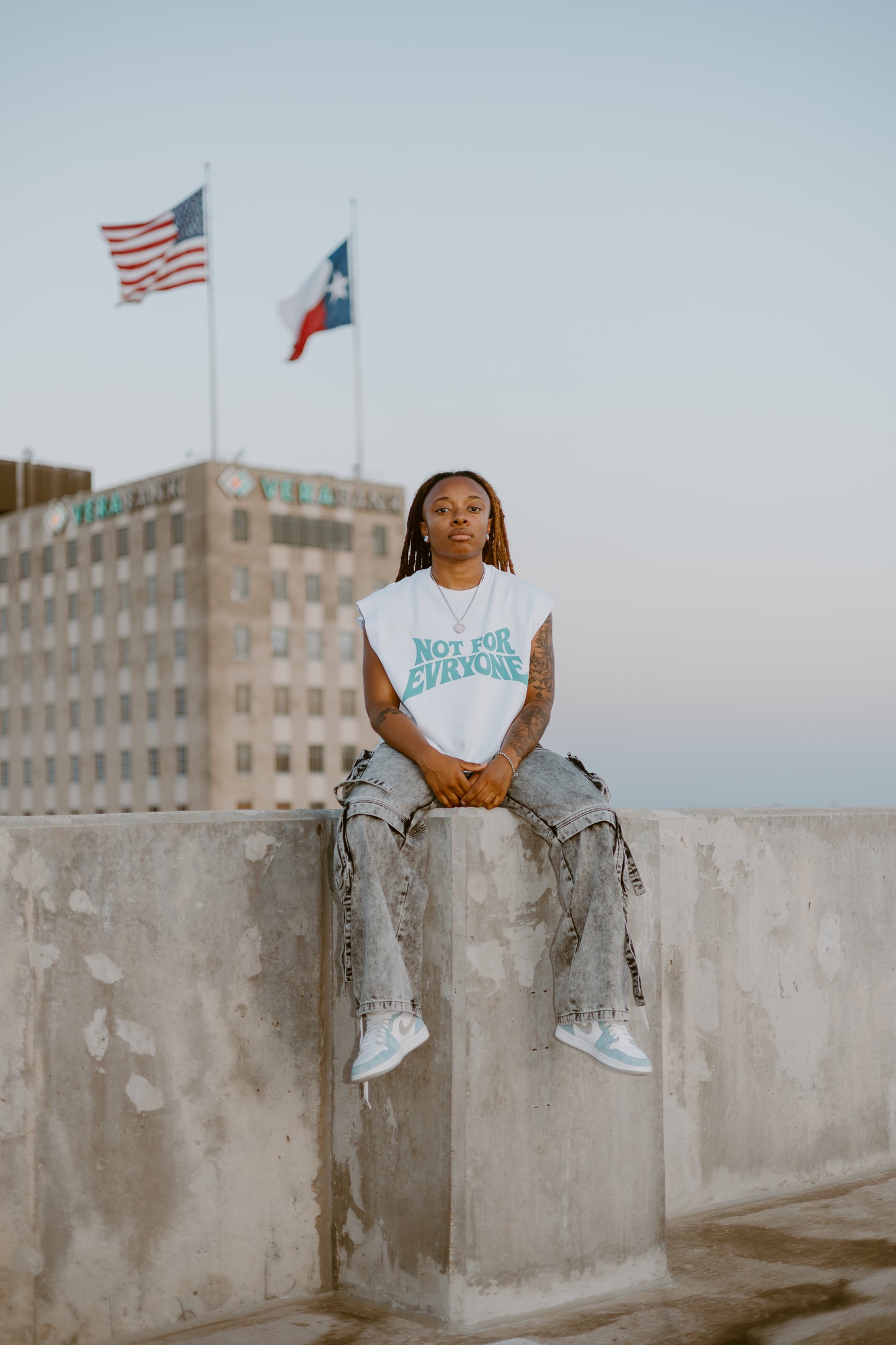 NFE SLEEVELESS- WHITE/BLUE